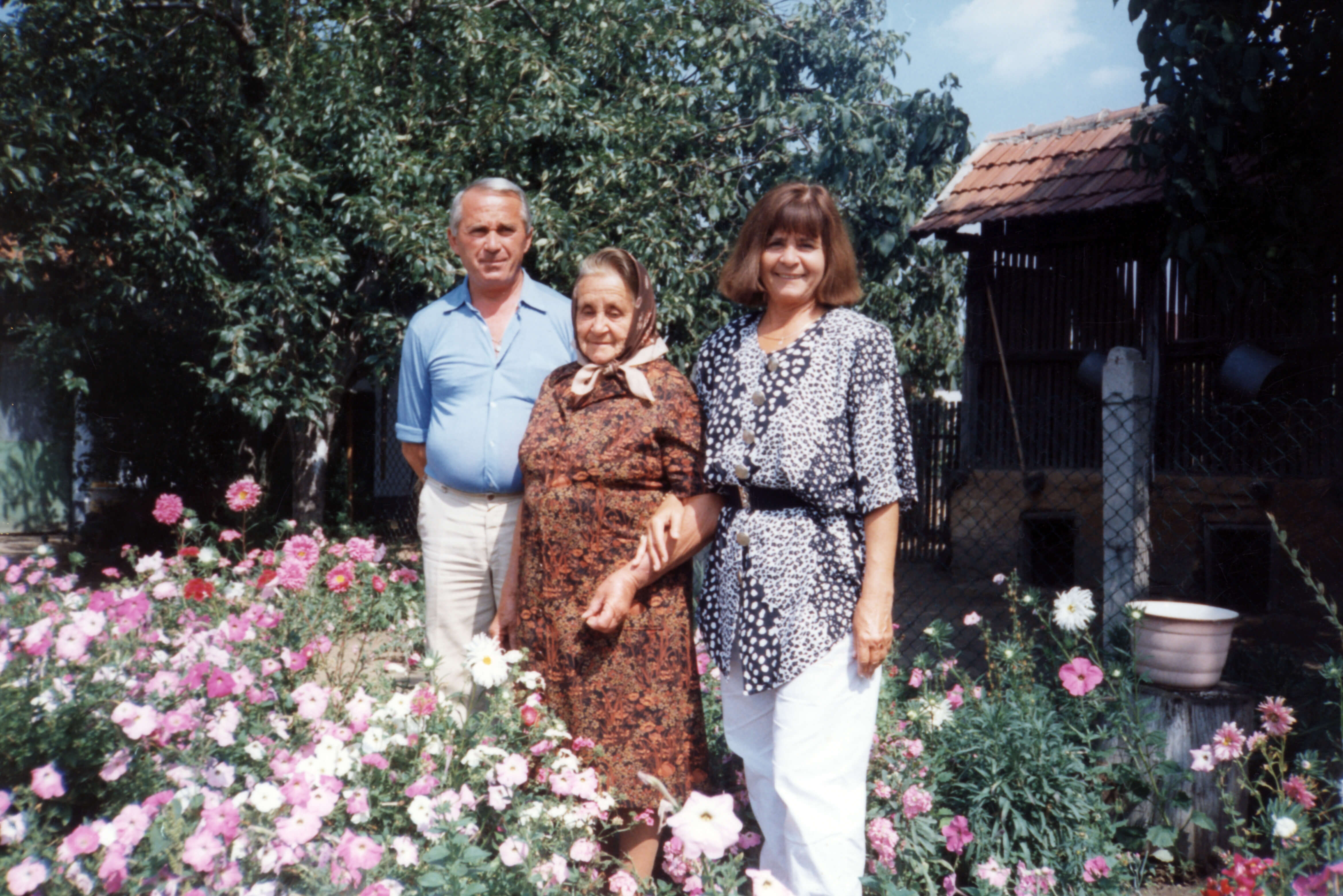 Édesanyjával és nővérével (1993)
